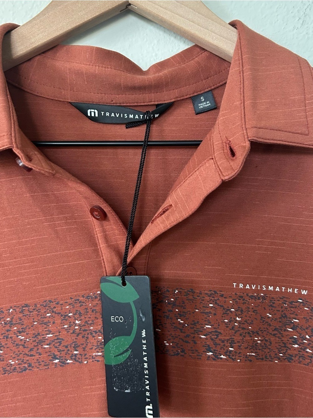 New With Tags Travis Mathew Eco Polo Small The Heater C8 Short Sleeve Golf Shirt - Picture 2 of 6